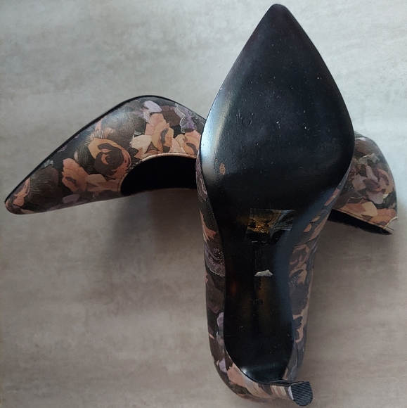 8.5 Pour LaVictoire Floral Pump - Picture 4 of 8